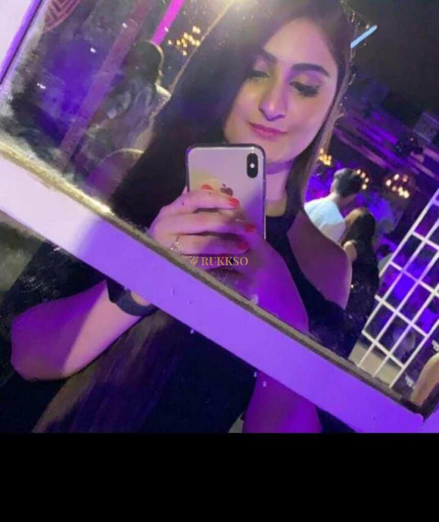 Meera Kapoor – Modern Companion Noida